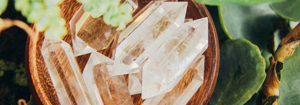 Cristaux dans un panier entouré de feuillages