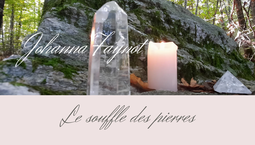 Photo d'un cristal de roche et une bougie sur fond de nature, par dessus lequel est le titre "Le Souffle des Pierres"