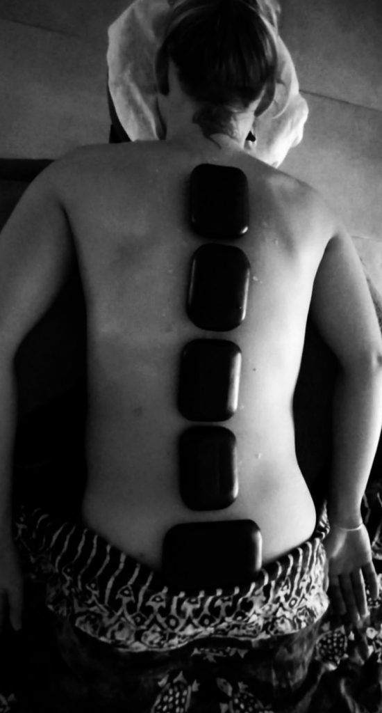 femme avec des pierres sur le dos