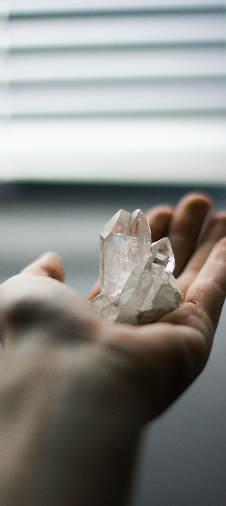 main tenant un cristal