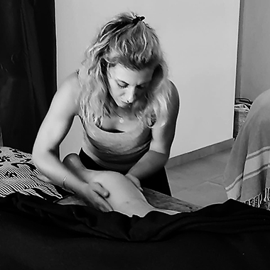 personne massant la jambe d'une autre personne