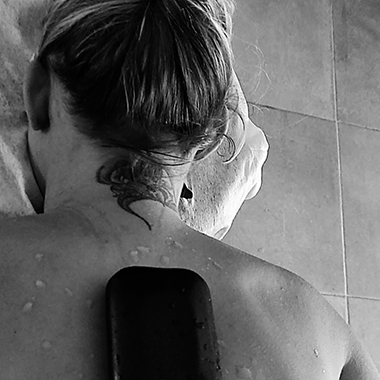 Personne avec une pierre posées dans le dos