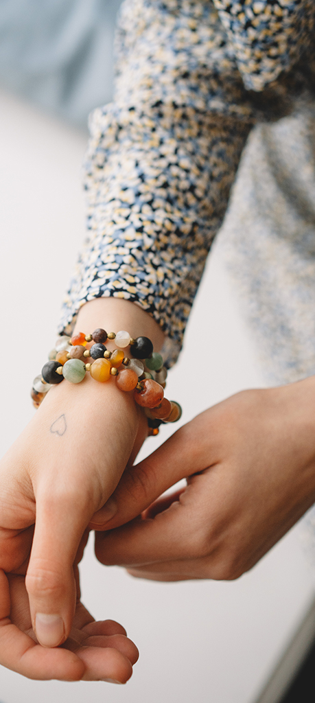 bras arborant des bracelets chemin de vie